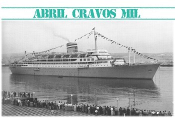 Setúbal - Teatro do Elefante Espetáculo de rua «Abril cravos Mil»