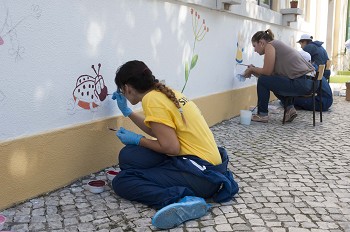Centenas de voluntários da Siemens requalificam vila do Samouco beneficiando diretamente cerca de 1260 famílias