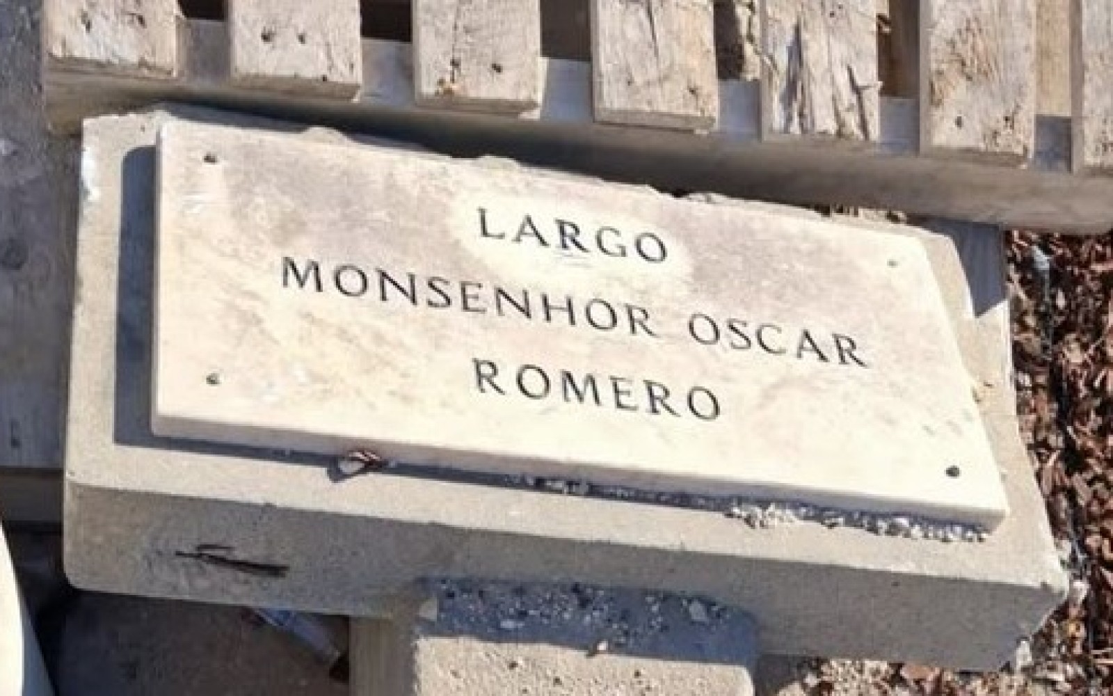 Barreiro A(nota) mento Será que esta placa não tem valor material e imaterial para a história da Igreja local e da comunidade barreirense?