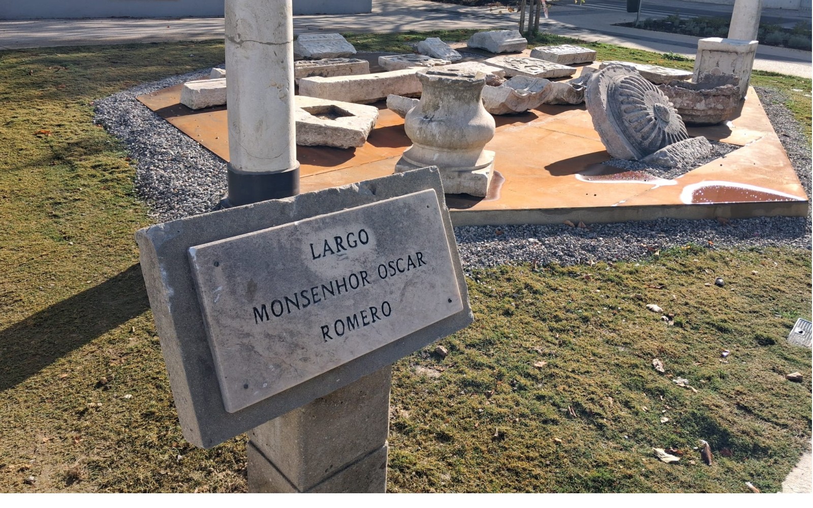 A(nota)mento - Barreiro Largo Monsenhor Óscar Romero: reposta a placa toponímica no espaço envolvente da Igreja da Paróquia de Stª Margarida