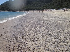 Assinalar 1 ano sobre os protestos no Portinho da Arrábida - Setúbal Quem nos roubou a areia? Uma fotografia em cima do mar de calhaus...