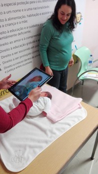 Leonor Veiga primeira bebé com «Cartão de Cidadão» no Centro Hospitalar Barreiro Montijo Os recém-nascidos já podem fazer o Cartão de Cidadão no CHBM