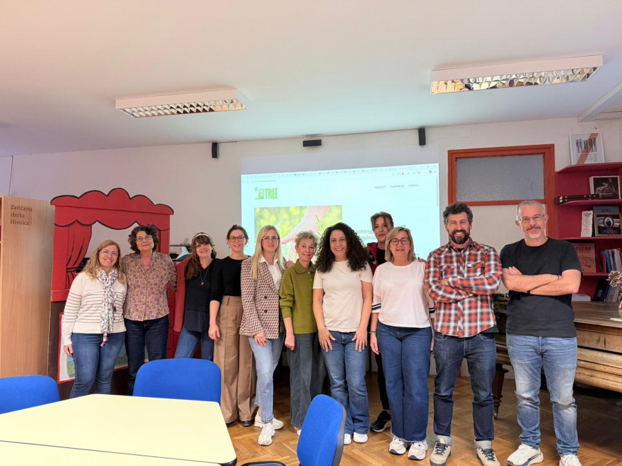 BARREIRO - Agrupamento de Escolas de Álvaro Velho Tema central a água potável recurso essencial para a vida no planeta . Projeto Erasmus TREE