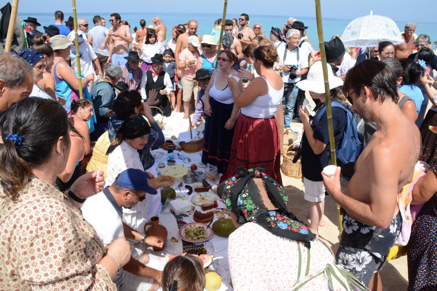 Santiago do Cacém - Festa de São Romão iniciativa anual Calças e saias arregaçadas voltam a recriar tradição na Costa de Santo André