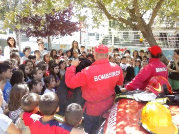 Barreiro - Bombeiros Voluntários do Sul e Sueste voltam à escola Crianças contactam com os equipamentos utilizados no combate a incêndios