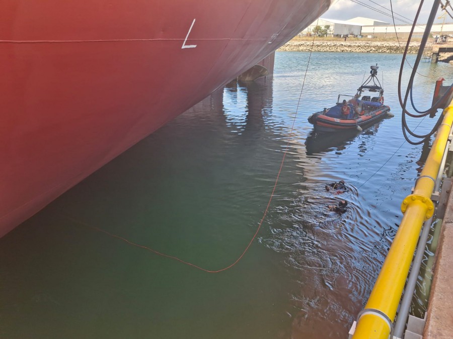 Encontrado corpo do mergulhador desaparecido em Setúbal Mergulhador profissional realizava trabalhos na caixa de mar de navio mercante