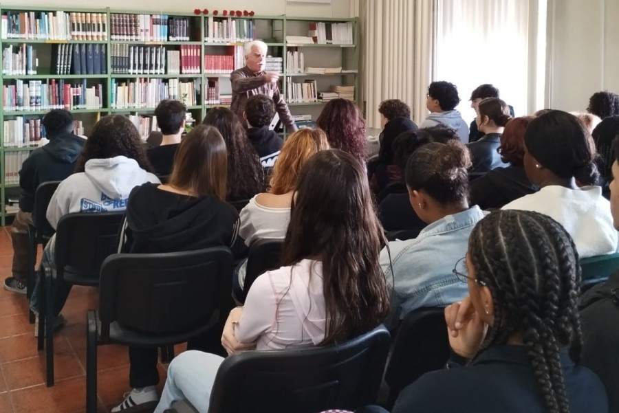 BARREIRO – A (nota) mentos de uma manhã na Escola Augusto Cabrita Os jovens sentem que Abril escreve-se com a palavra LIBERDADE!