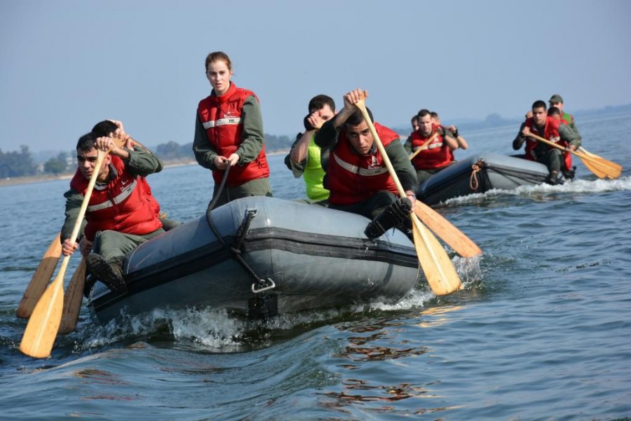 Entre a Base Naval de Lisboa, Seixal e a Escola de Fuzileiros no Barreiro Mais de 80 cadetes descem rio Tejo em botes a remos