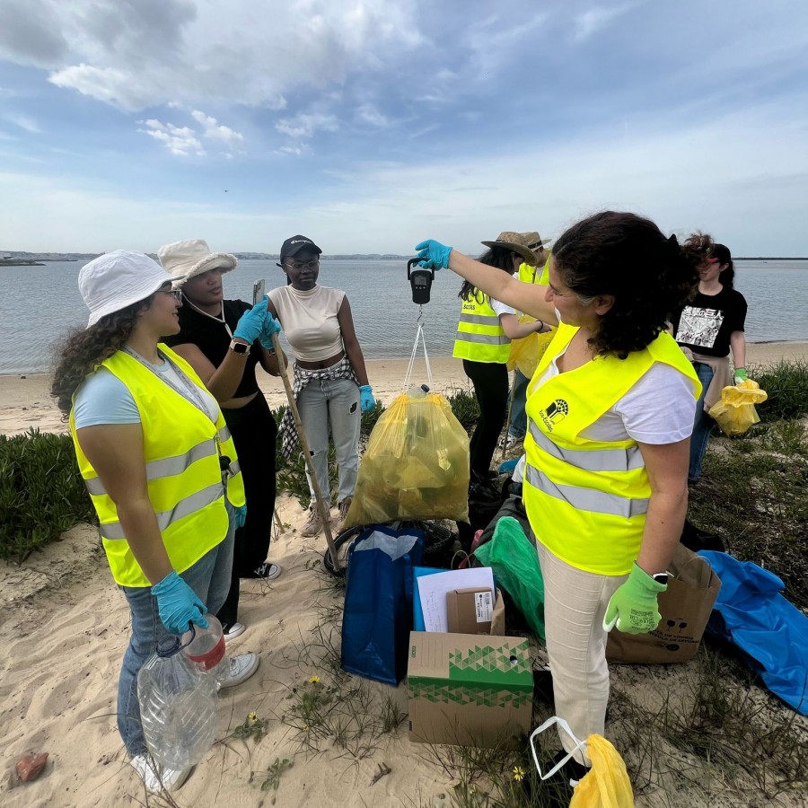BARREIRO - NOTÍCIA DA SEMANA EM DESTAQUE Acção de limpeza na Praia da Barra-a-Barra por alunos da ESTB