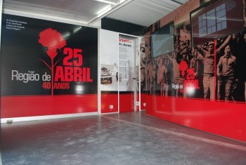 Entre 24 e 28 o roadshow vai percorrer as escolas do concelho da Moita Exposição itinerante da AMRS «40 Anos do 25 de Abril»