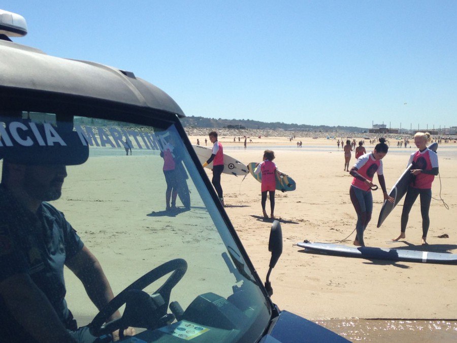 Almada - Polícia Marítima fiscaliza Prática de surf na Costa de Caparica