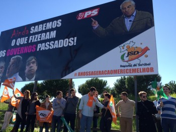 JSD Regional de Setúbal Cartaz inauguradao em Almada relembra governos socialistas