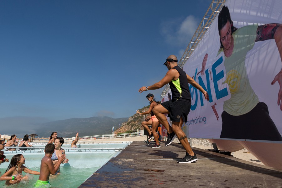 Duas piscinas de água salgada animaram praia da Figueirinha em Setúbal Aulas de forma gratuita e acessível a crianças, adultos e idosos.