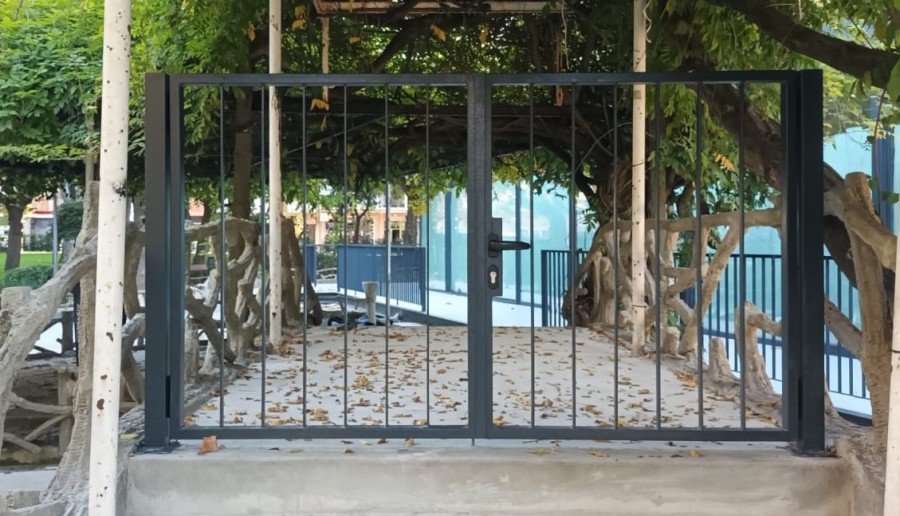 Barreiro – Por dentro dos dias Ilha do Parque : portão na ponte só dá acesso ao espaço comercial