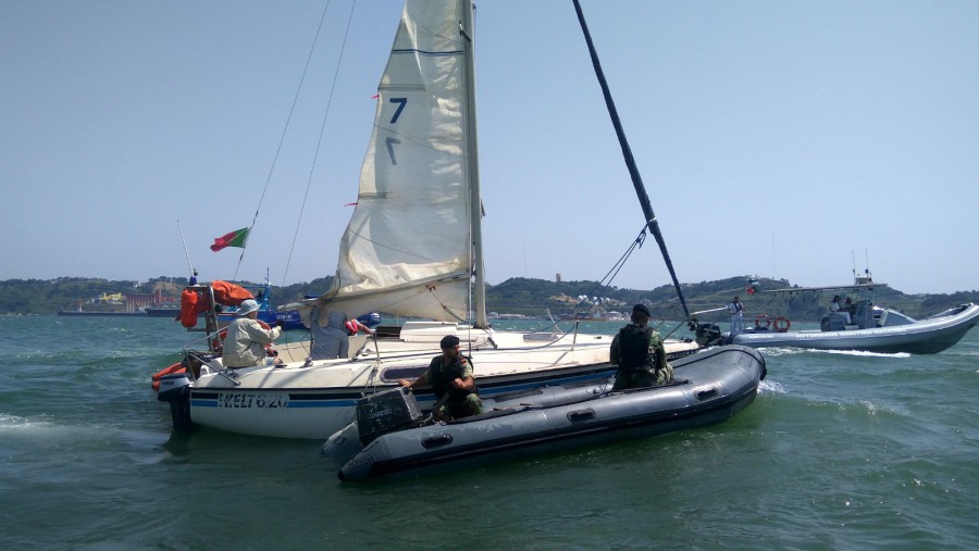 Barreiro - Fuzileiros auxiliam veleiro à deriva no rio Tejo Fizeram pequena reparação no mastro e rebocaram veleiro marina