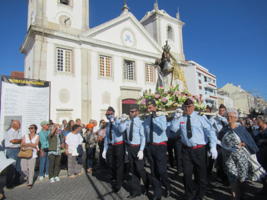 Barreiro - Procissão Solene em honra de Nossa Senhora do Rosário Um belo quadro humano encheu as ruas da cidade