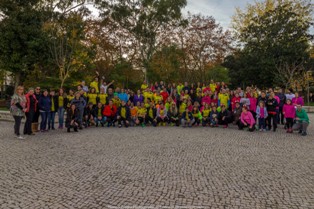 Barreiro - Mais de 250 pessoas com sacos de alimentos para doar à CERCIMB 4.ª edição da Caminhada/ Treino Solidário de Natal