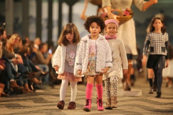Cerca de quinhentas pessoas assistiram em Setúbal Moda Sado apresentou as coleções de outono/inverno de lojas de roupa da Baixa de Setúbal