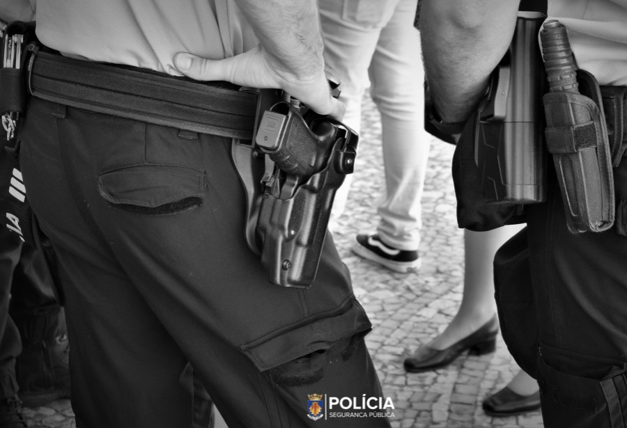 Almada - PSP detém suspeita após arrombamento de estabelecimento comercial Os bens subtraídos foram recuperados e entregues ao proprietário.
