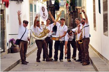 Fim de semana da Páscoa está cheio de atividades e animação no Seixal Living Statues DJ a dar música ao Largo Luís de Camões.