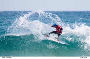 Almada - 133 dos melhores surfistas juniores da europa em acção na praia do paraíso Portugueses têm um património de sucesso a defender nesta competição