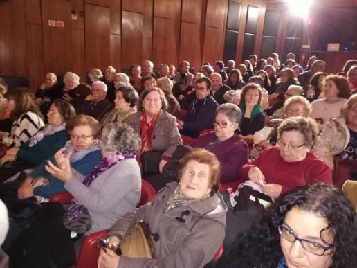 Barreiro - 330 fregueses do Alto do Seixalinho, Santo André e Verdrena No Teatro Villaret a assistir à peça de teatro «Mais respeito que sou tua mãe!»