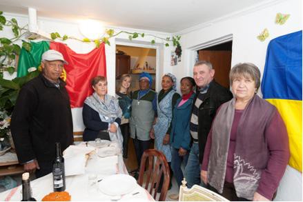 Seixal - Família do Lado é uma iniciativa transnacional Junta famílias de cinco nacionalidades . Cabo Verde, China, Portugal, Angola e São Tomé e Príncipe.