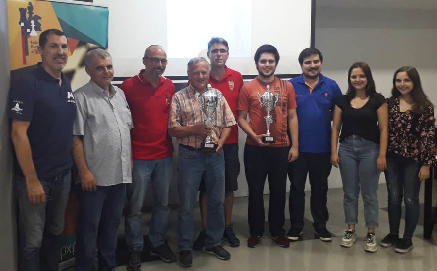 Xadrez - Almada recebeu Taça Nacional das Associações . Futebol Clube Barreirense trouxe Taça para o Barreiro