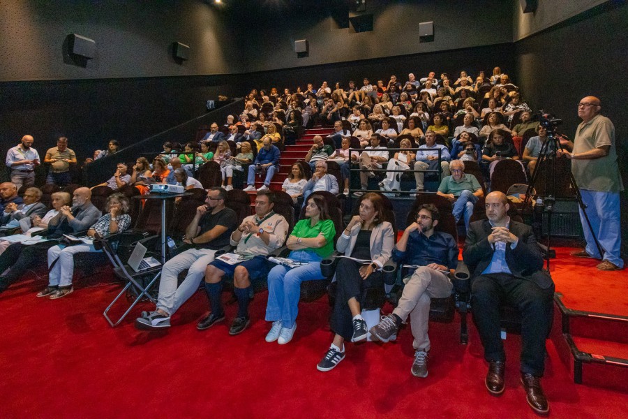 ROSTOS DO ANO - Sessão de Entrega das Distinções Sala cheia do Cinema do Forum Barreiro para saudar os homenageados