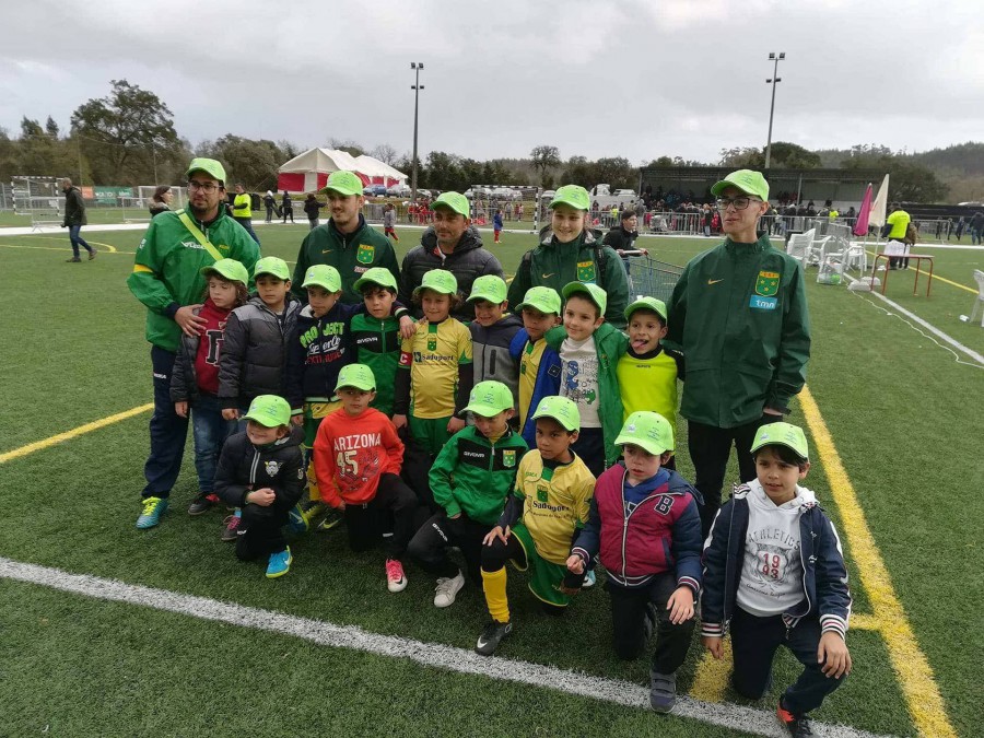 Moita - Traquinas do CRI competiram em Coimbra Martim Mufume foi eleito o melhor jogador do Torneio