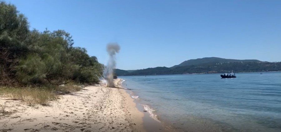 Operação coordenada pelo Capitão do Porto de Setúbal Mergu0hadores da Marinha inativam engenho fumígeno em Tróia