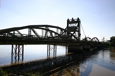 Alcácer do Sal Reabilitação da ponte metálica origina desvios de trânsito.