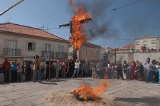 Queima do Judas em Sesimbra Tradição de Páscoa tem lugar no dia 22
