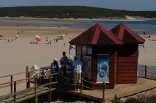 Sesimbra Abertas inscrições para monitores das Bibliotecas de Praia