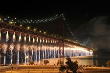 Cascata Pirotécnica na Ponte 25 de Abril Uma cortina de milhares de estrelas de todas as cores entre a Ponte 25 de Abril e o Rio Tejo
