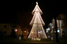 EM GRÂNDOLA ÁRVORE DE NATAL MEDE 12 METROS . O brilho de 39 mil lâmpadas