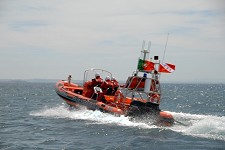 Lancha salva-vidas da Ericeira faz evacuação de tripulante de embarcação marítimo turístico