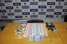 Operação de combate ao tráfico de estupefacientes na cidade de Setúbal Apreendidas 1250 doses de heroína e 1500 doses de cocaína