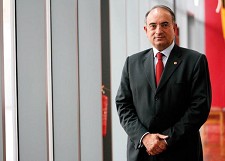 Querem matar a alma das gentes Por Armando Vieira