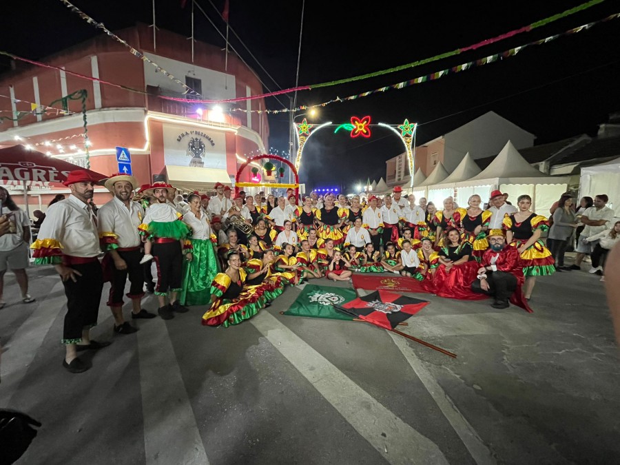 BARREIRO - Saiu à rua a Marcha Popular de Santo António da Charneca Os padrinhos Maria João Regalo e Ricardo Alcaide