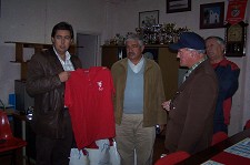 Junta de Santo André presenteia “Galitos” com equipamentos de futebol “Para se sentir que o Futebol continua vivo no ‘Galitos’”