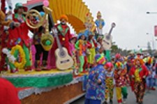 EM SETÚBAL Domingo de Carnaval colorido com primeiro desfile