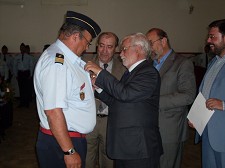 Bombeiros da Trafaria – ALMADA Comandante do quadro de honra Vítor Conceição recebe crachá de ouro