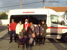 Bombeiros Voluntários do Sul e Sueste - Barreiro Pai Natal vai às escolas