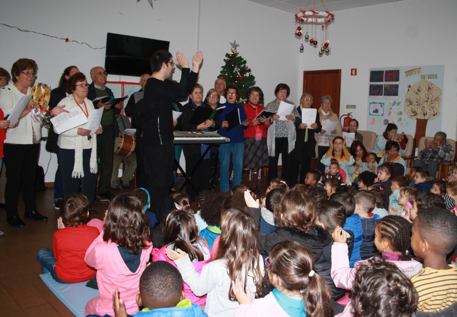 Moita - Projeto Intergeracional «Dar ASAS» «Cantar os Reis» CRIBB recebe alunos da Escola Básica da Baixa da Banheira