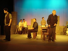 TEB – Teatro de Ensaio do Barreiro Porque é preciso rasgar o silêncio e gritar : a tragédia continua!
