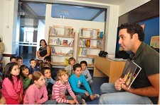 Na era do digital, o uso do livro contra a corrente Contador de Histórias dá por estes dias um conjunto de acções de formação