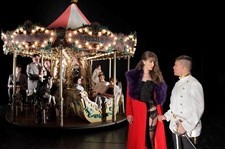 Dia Mundial do Teatro com entrada livre em Almada na peça “Dança de roda”, de Arthur Schnitzler