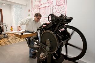 Ateliê À Conversa Tipografando no Seixal Conversas em torno da arte da tipografia