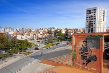Mural pintado na empena poente do Auditório José Afonso em Setúbal Saudação por seu eleito como um dos 24 melhores murais do mundo em 2014